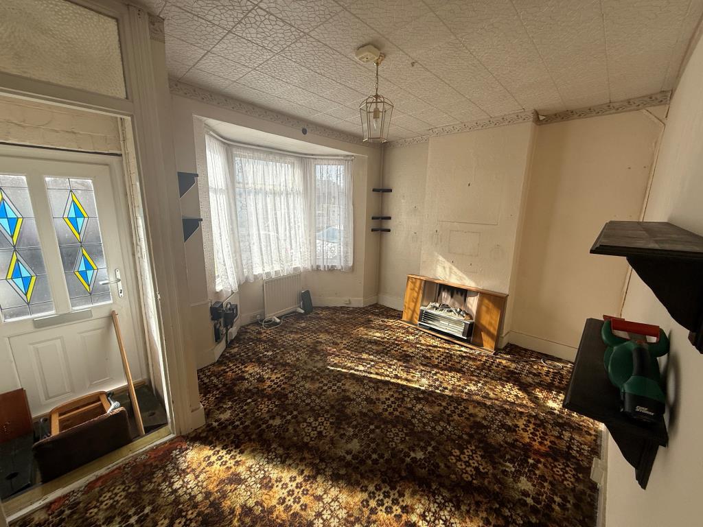 Lot: 87 - END-TERRACE HOUSE FOR REFURBISHMENT - Living room